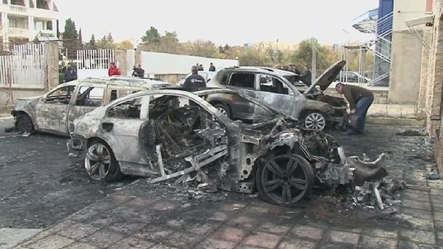 Подпалиха три коли в автокъща във Враца