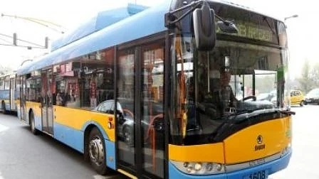 Тролей и кола се удариха в центъра на София