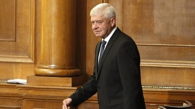 Вдигат здравната вноска с 12 лв. на месец?