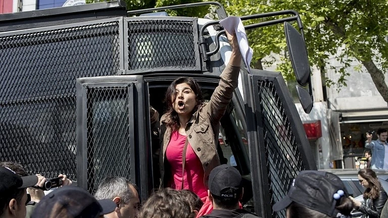 Стотици задържани при протести в Истанбул