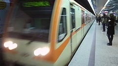 Пускат още влакове в метрото, за да не се струпват хора