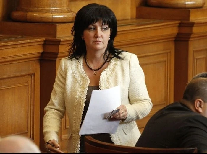 Караянчева предлага авариен режим на работа на парламента заради COVID-19