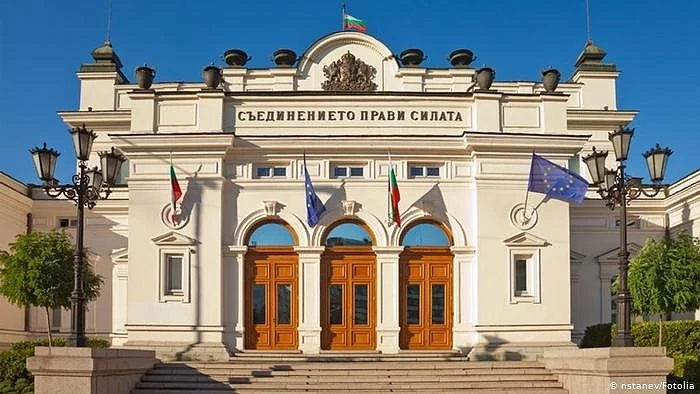 Окончателно: Парламентът временно спира работа