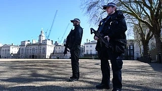 Англичанин получи 2 години затвор за кашляне пред полицай