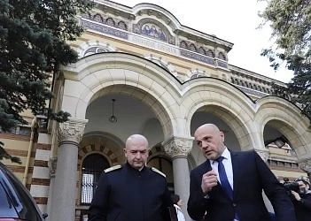 Църковните служби на Великден ще са пред храмовете