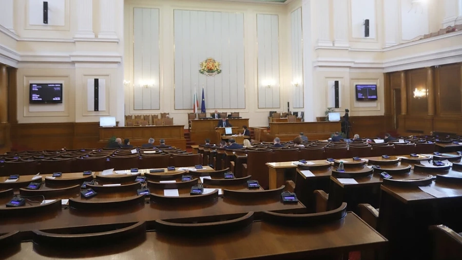 Парламентът решава дали извънредното положение да продължи до 13 май