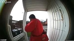 За да предаде COVID-19 пощальон си избърса носа и опипа кутиите на клиенти (ВИДЕО)