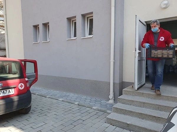 Доброволци на БЧК раздават пакети на нуждаещи се