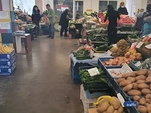 Затвориха родните пазари, производителите фалират. Опашки се вият пред западните хранителни вериги