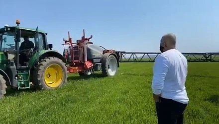 Пълен смях! Борисов инспектира самотен тракторист без маска