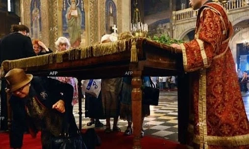 На Разпети петък няма да се минава под Плащаницата