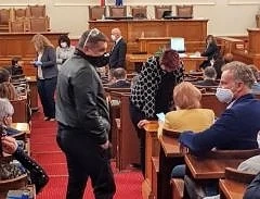 Депутат броди по анцуг в парламента (СНИМКИ)