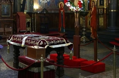 В „Св. Неделя“ Плащаницата не се целува и не се минава под нея