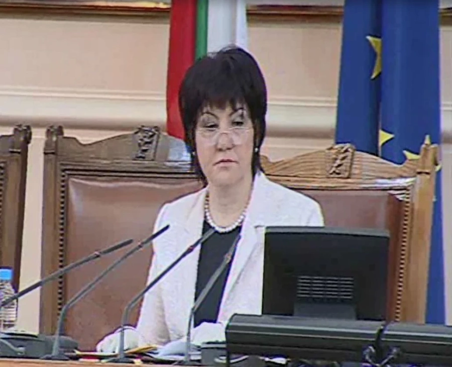 Шефката на парламента се появи с нова прическа
