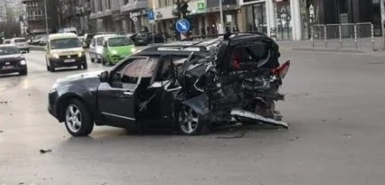 Вижте как джипът на дрогирания Кристиан помита колата на Милен Цветков. По чудо няма пострадали пешеходци (ВИДЕО)