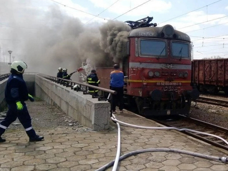 Локомотив се запали на жп гарата в Карнобат
