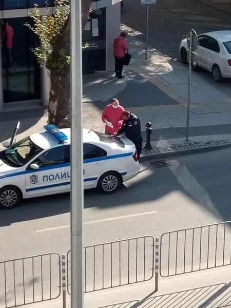 Глобяват полицай без маска в Пловдив