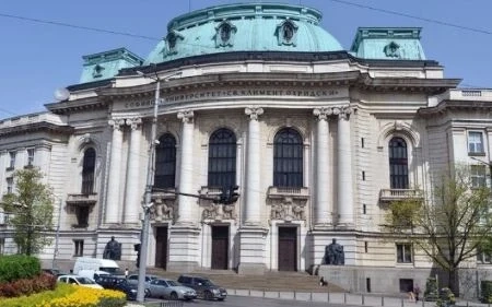 От фасадата на Ректората на СУ се отстраняват съществуващи от 20 години външни климатични тела