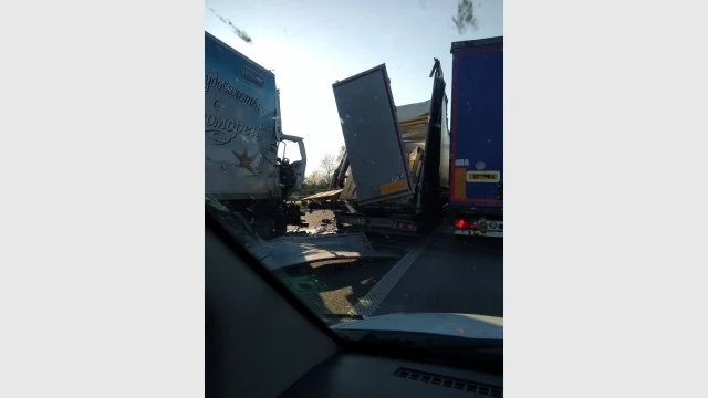 Два тира се удариха на AM „Тракия“ на входа на София