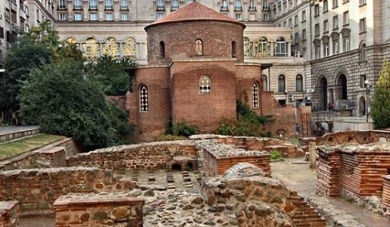 Ремонтират Ротондата незаконно