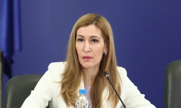 Ангелкова: Работим за начало на летния сезон от 1 юли