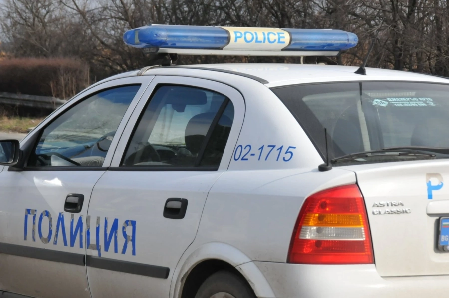 Шофьор отне предимството на автобус, трима са ранени