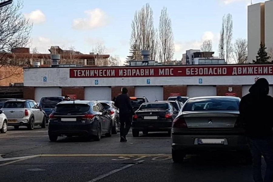 Започнаха огромните опашките в КАТ - София и пред Шесто районно