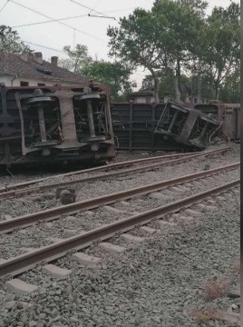 Товарен влак е дерайлирал на гара Нова Загора