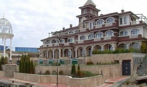 Гори палатът на Ахмед Доган на Черноморието