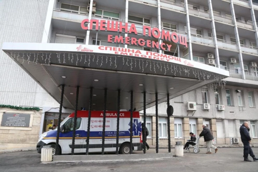 Бус удари служителка на задния вход на Националната библиотека