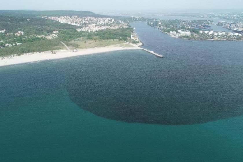 Морската вода край плажовете във Варна е чиста