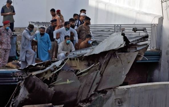 Най-малко 41 са загиналите при авиокатастрофата в Пакистан