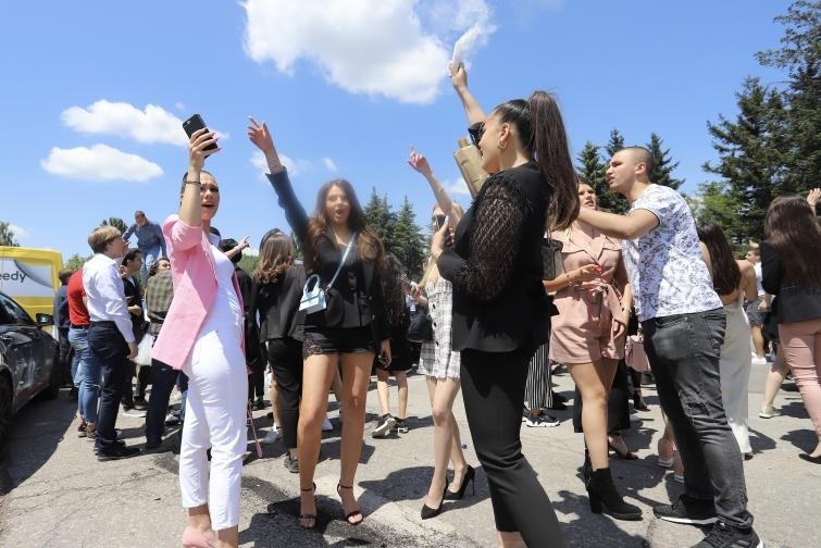 Изгониха абитуриентите от \