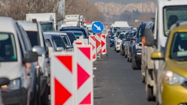 Интензивен е трафикът на входовете на София
