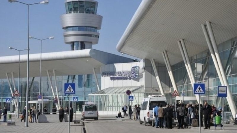 Задържани на летището: Две заповеди на МЗ объркват институциите и пътуващите