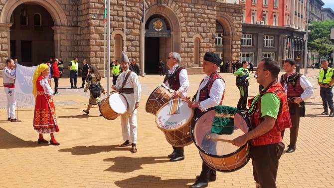 Танцовите зали и сцените за изкуства отварят врати