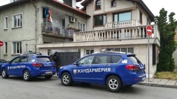 Специализирана операция в Ботевград. Жандармерия пред дома на зам.-министър