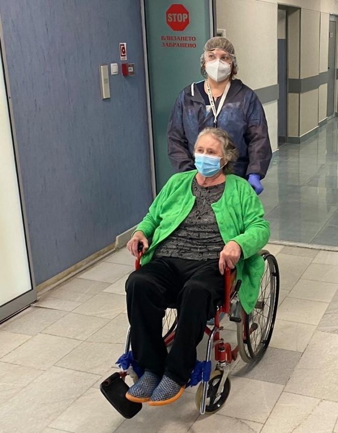 75-годишна пребори коронавируса след 33 дни на апаратно дишане