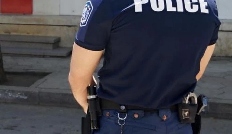 Задържаха двама разследващи полицаи при получаване на подкуп
