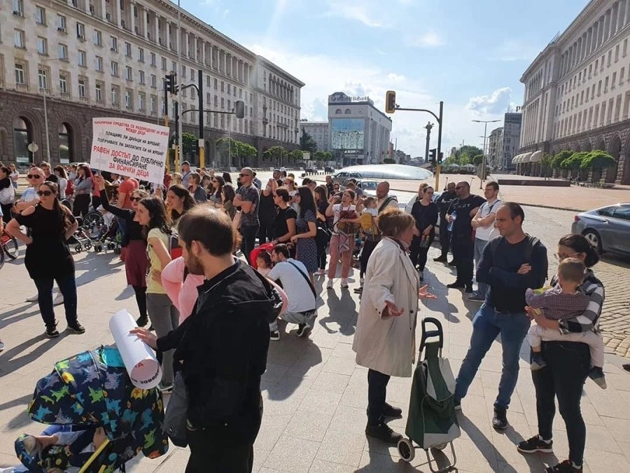 Протест на родители, чиито деца не са приети в детски градини в София (снимки)