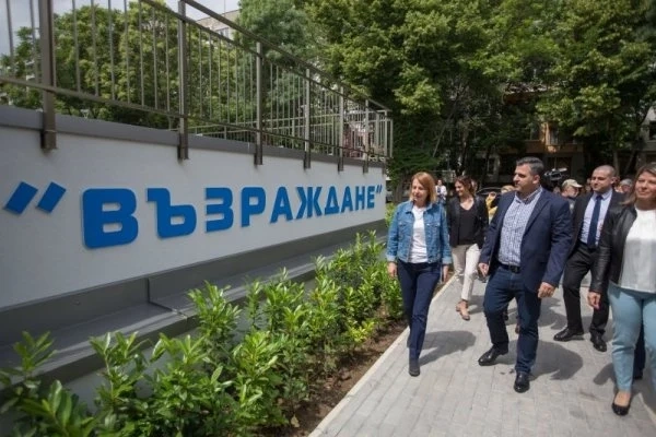 Закритият басейн в парк \