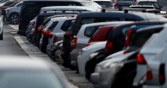 Пазарът на нови коли в България се е свил наполовина в кризата