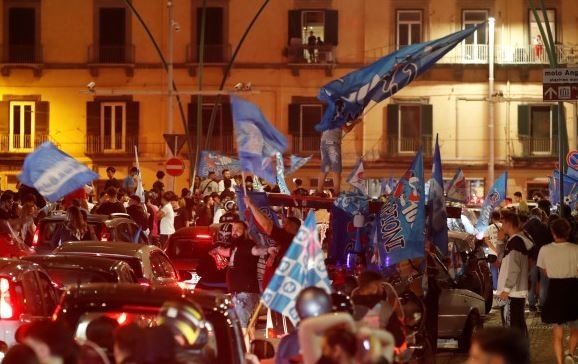 Хиляди по улиците на Неапол след първия трофей на \