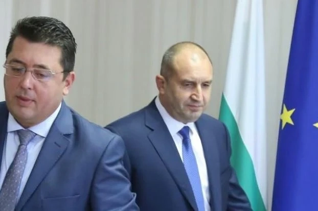 Прокуратурата влезе в дома на секретар на Радев - Пламен Узунов. Уличен е в търговия с влияние