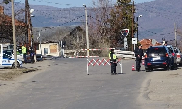 Роми плашат с бунтове заради блокадата на кюстендилски квартал \