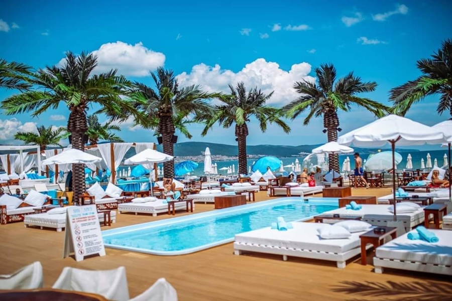 Kikki beach на Слънчев бряг изкопира световната верига Nikki beach