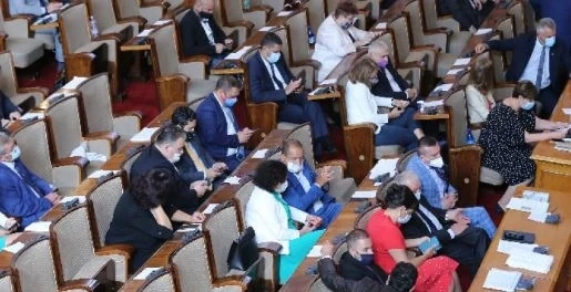 По 300 лв. глоба за 24-ма депутати без маски