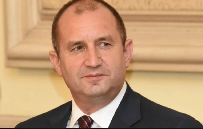 Президентът Радев към премиера Борисов: Моето шкафче е празно и аз не режа лентички на прескъпи строителни обекти