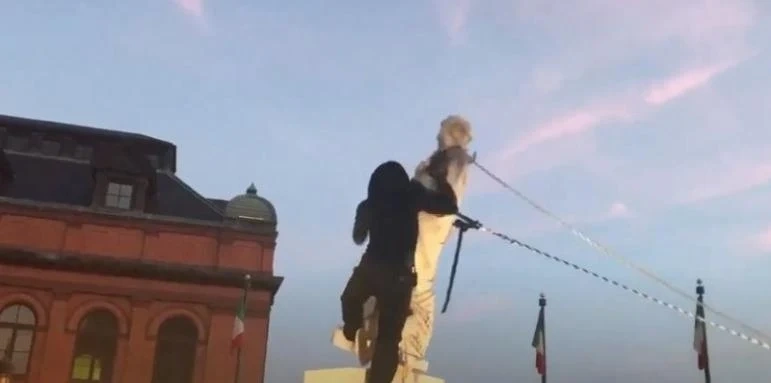 Протестиращи хвърлиха в морето статуята на Колумб