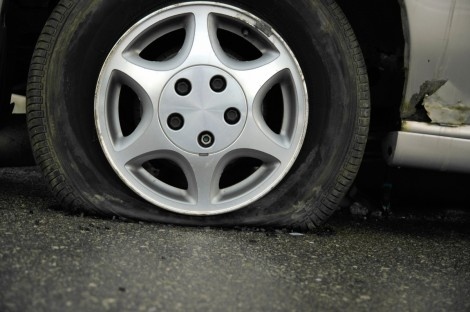 Мъж надупчи гумите на стотици коли с цел запознанство с жени